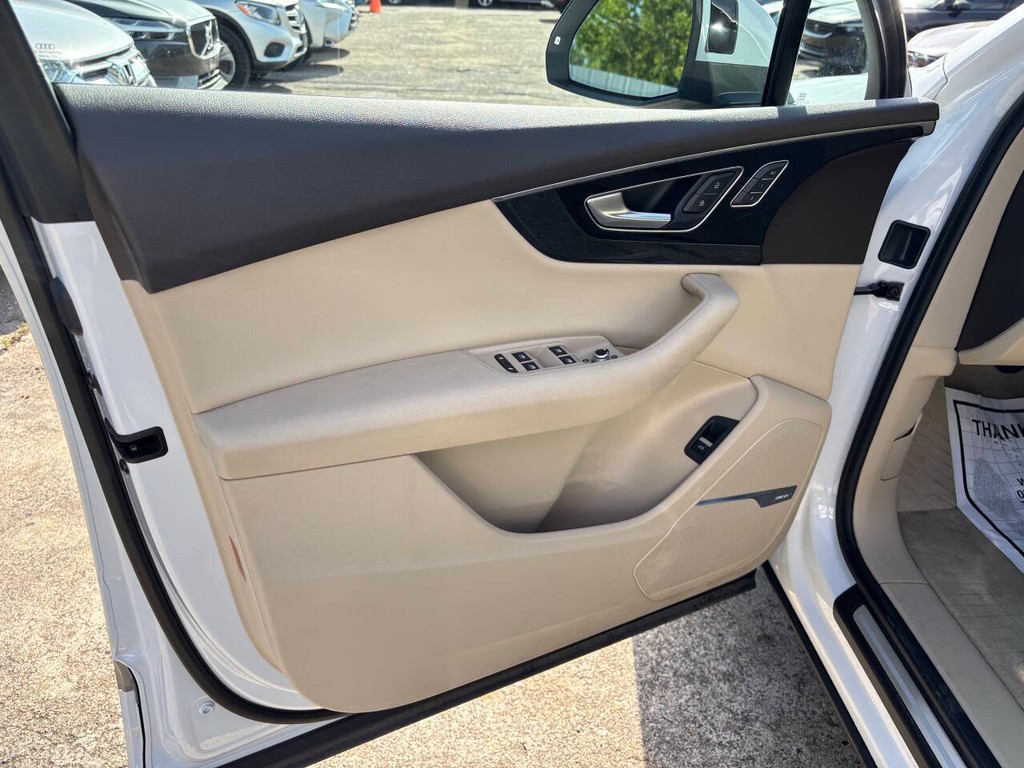 Audi Q7 Vehicle Full-screen Gallery Image 10