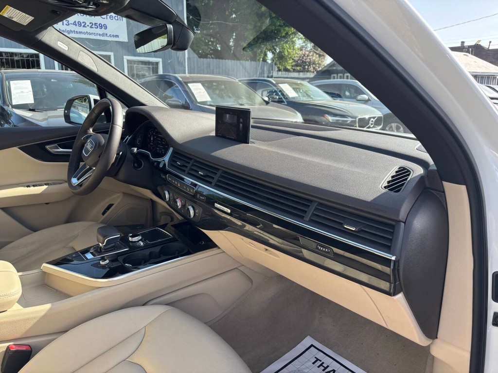 Audi Q7 Vehicle Full-screen Gallery Image 11