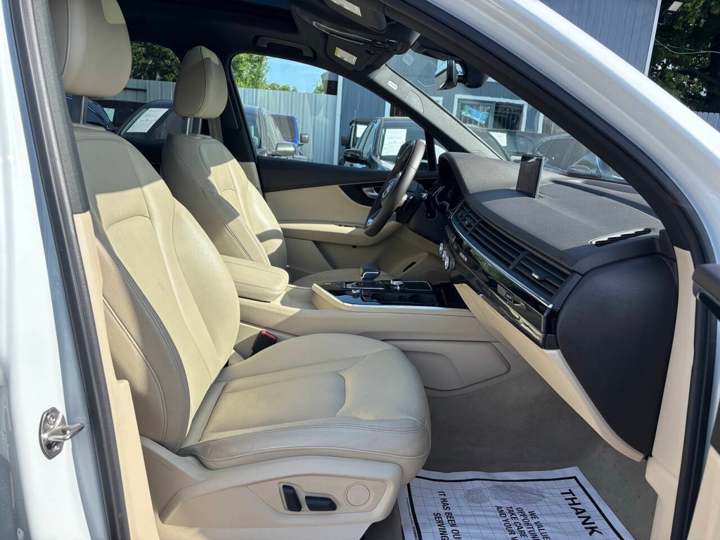 Audi Q7 Vehicle Full-screen Gallery Image 12