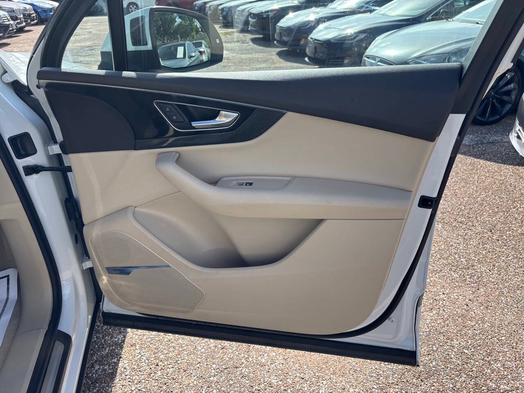 Audi Q7 Vehicle Full-screen Gallery Image 13
