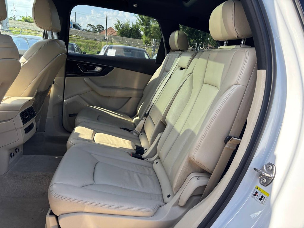 Audi Q7 Vehicle Full-screen Gallery Image 14