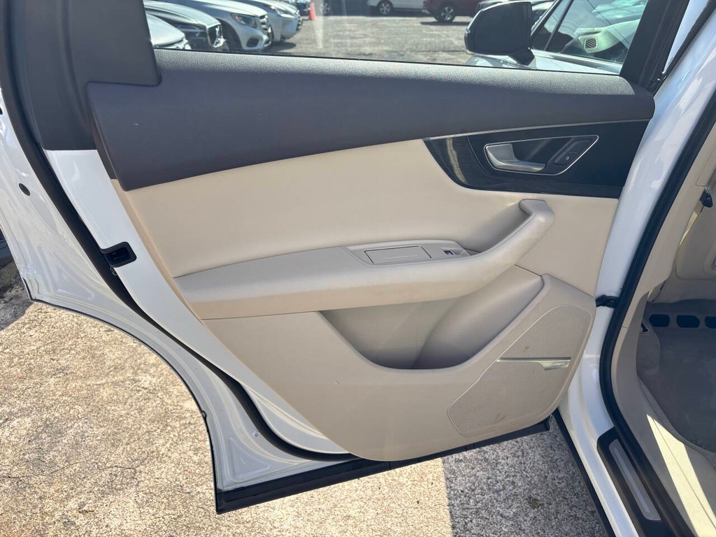 Audi Q7 Vehicle Full-screen Gallery Image 15