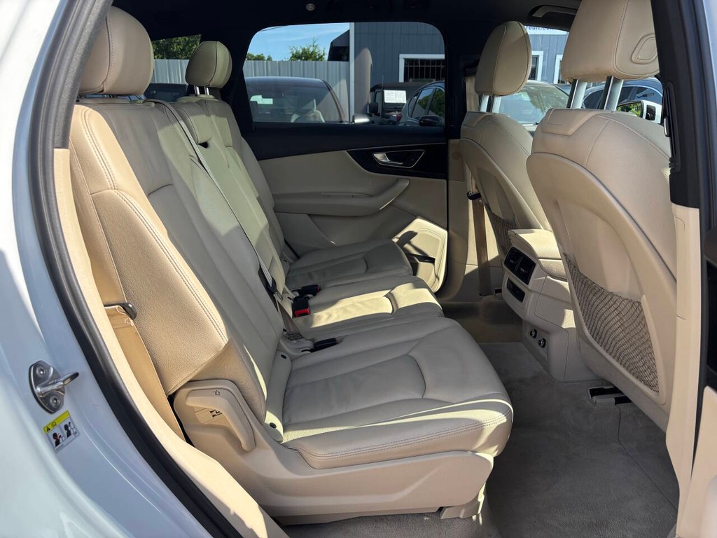 Audi Q7 Vehicle Full-screen Gallery Image 16