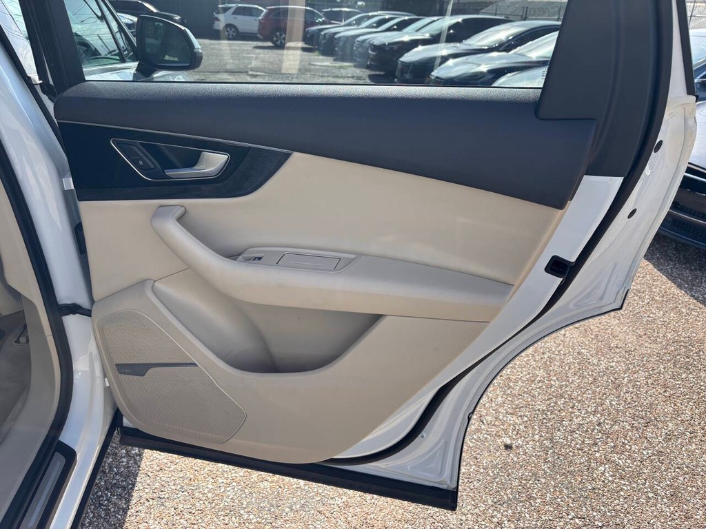 Audi Q7 Vehicle Full-screen Gallery Image 17