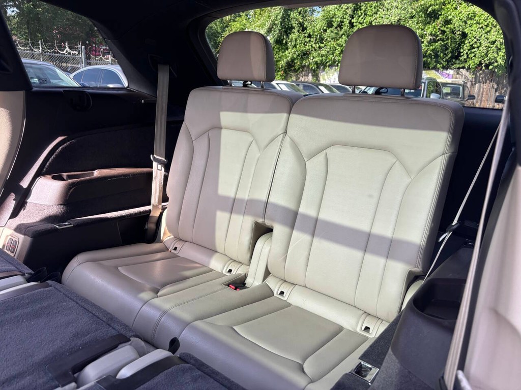 Audi Q7 Vehicle Full-screen Gallery Image 18