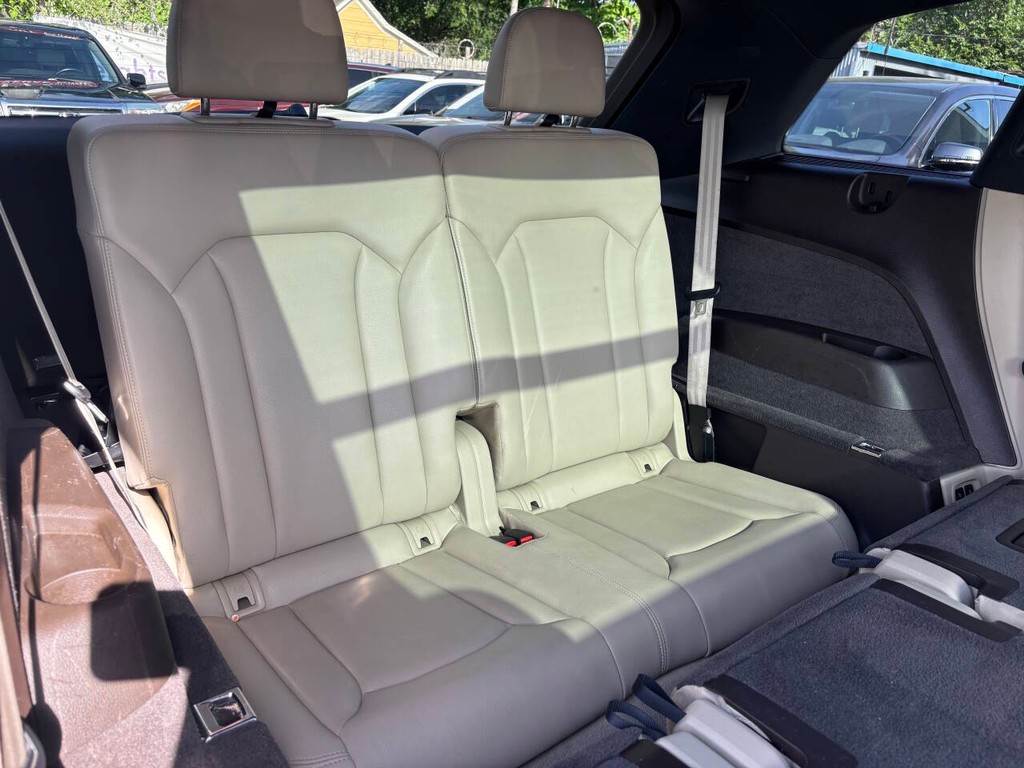 Audi Q7 Vehicle Full-screen Gallery Image 19