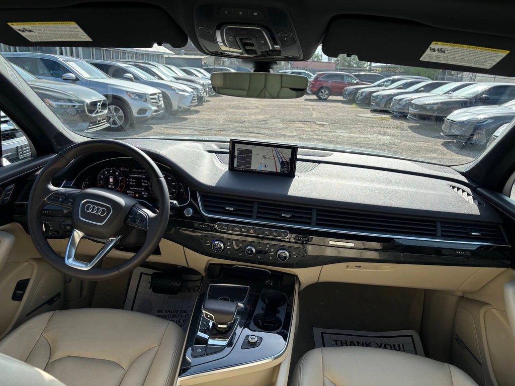 Audi Q7 Vehicle Full-screen Gallery Image 22