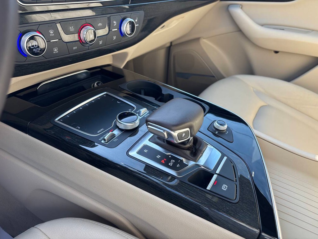 Audi Q7 Vehicle Full-screen Gallery Image 26