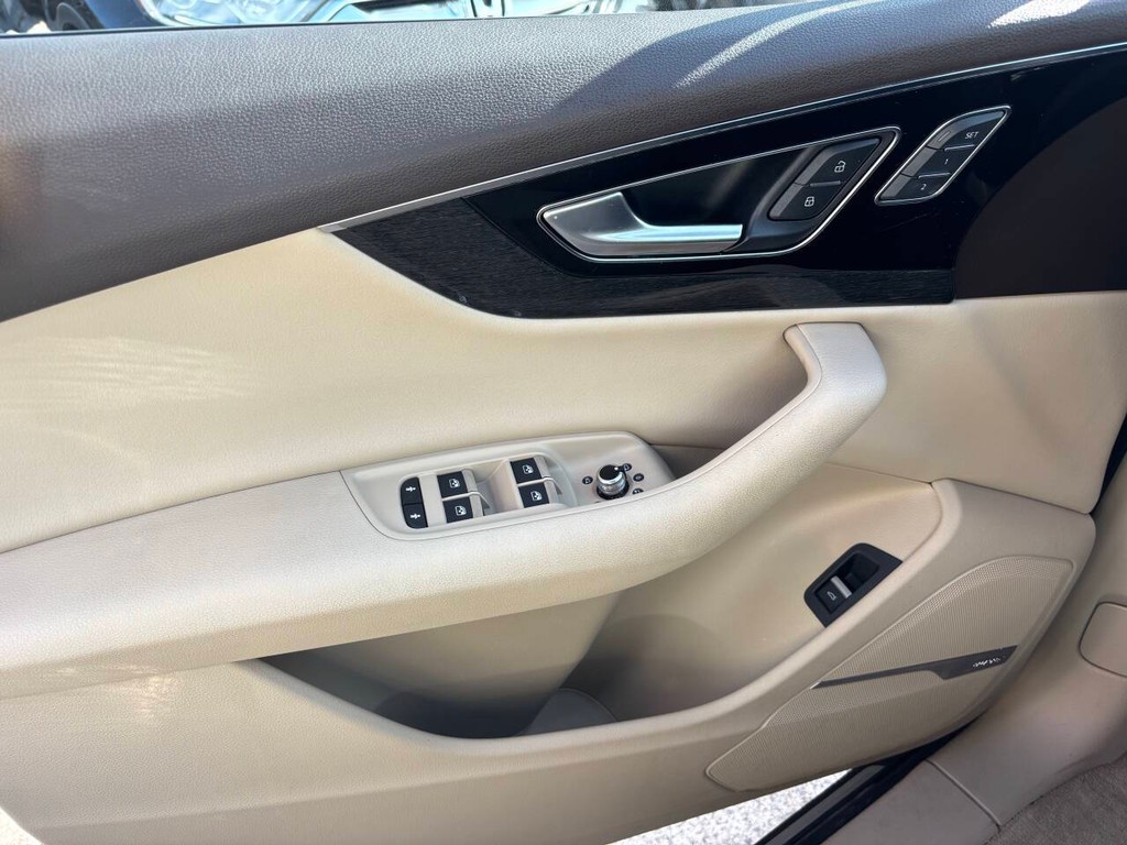 Audi Q7 Vehicle Full-screen Gallery Image 30