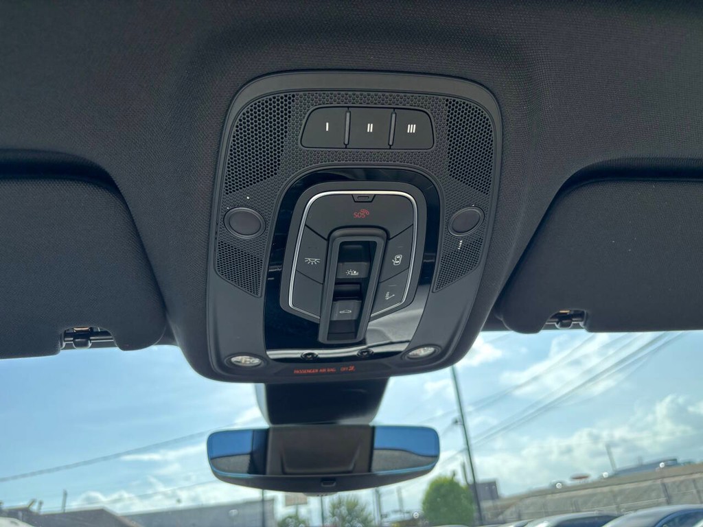 Audi Q7 Vehicle Full-screen Gallery Image 31
