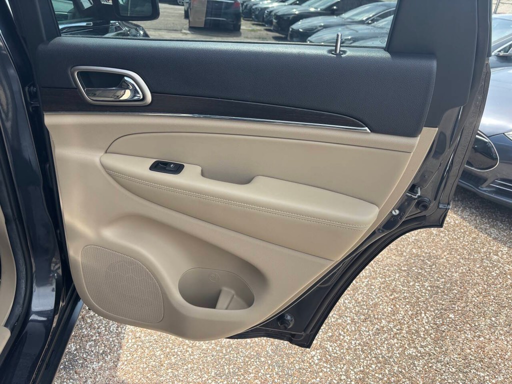 Jeep Grand Cherokee Vehicle Full-screen Gallery Image 16