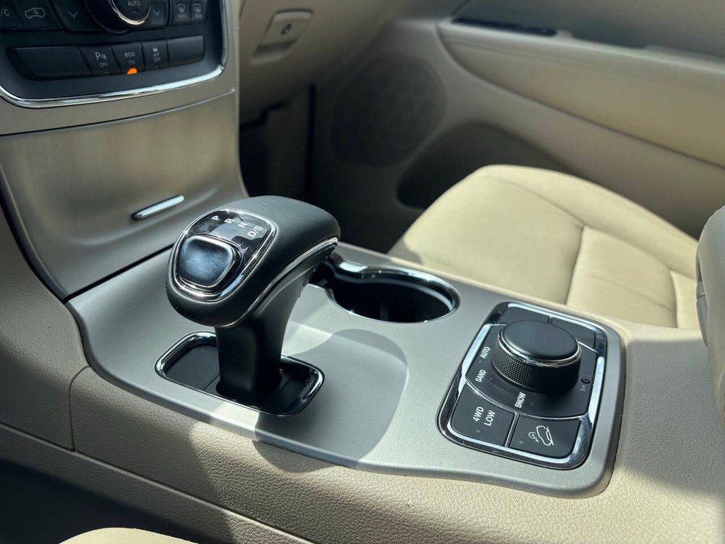 Jeep Grand Cherokee Vehicle Full-screen Gallery Image 23