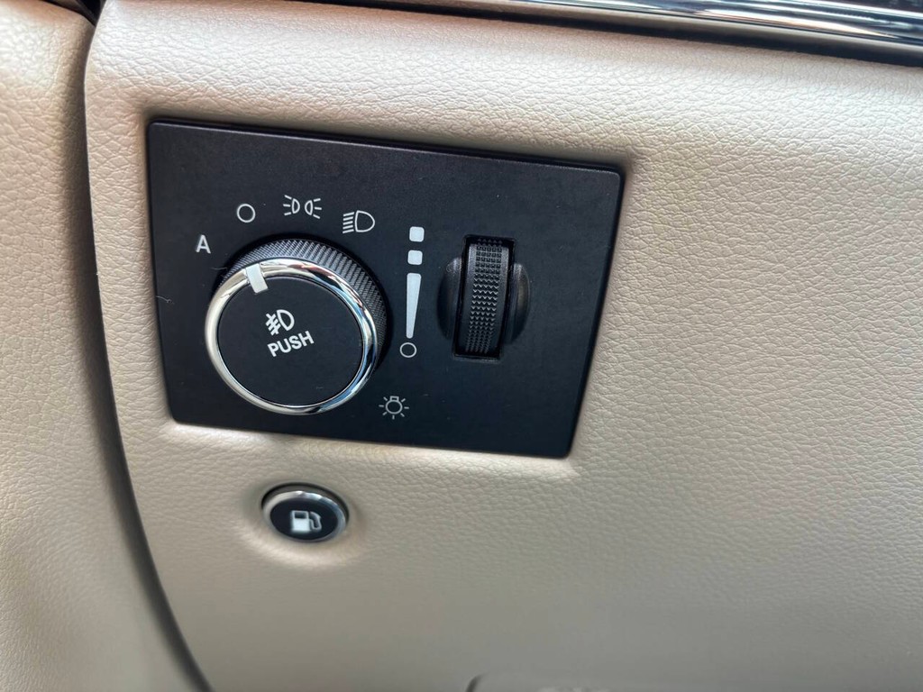 Jeep Grand Cherokee Vehicle Full-screen Gallery Image 26
