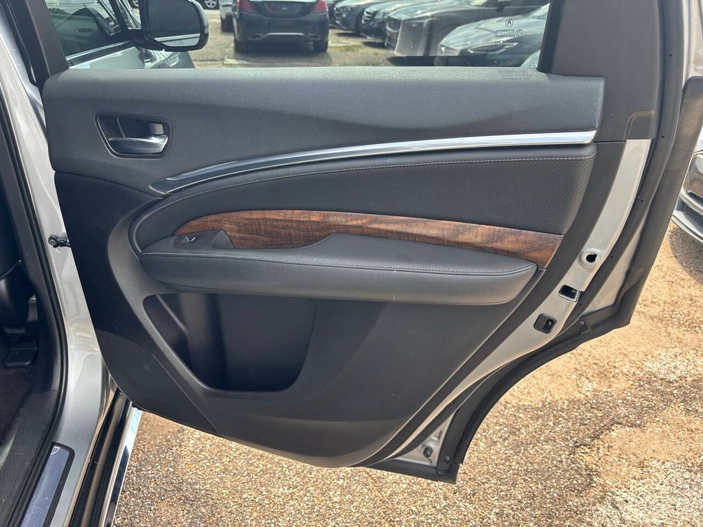 Acura MDX Vehicle Full-screen Gallery Image 16
