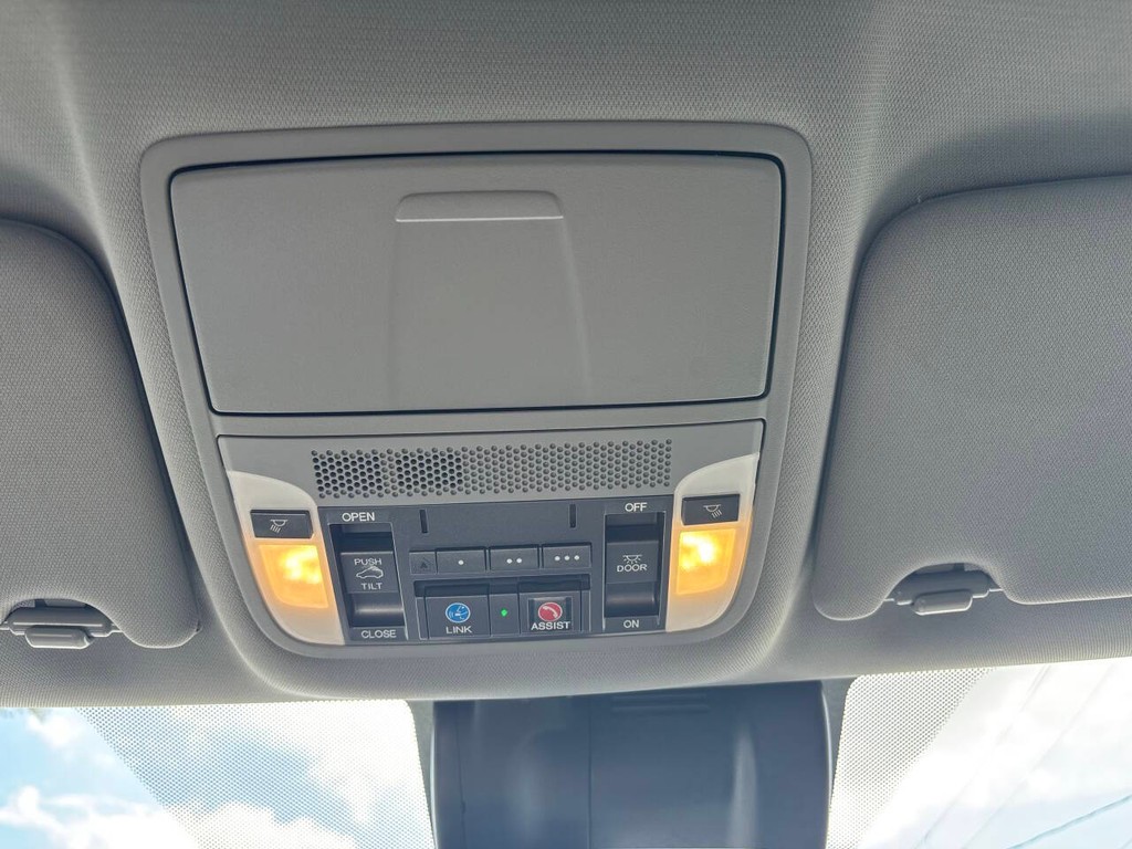 Acura MDX Vehicle Full-screen Gallery Image 31