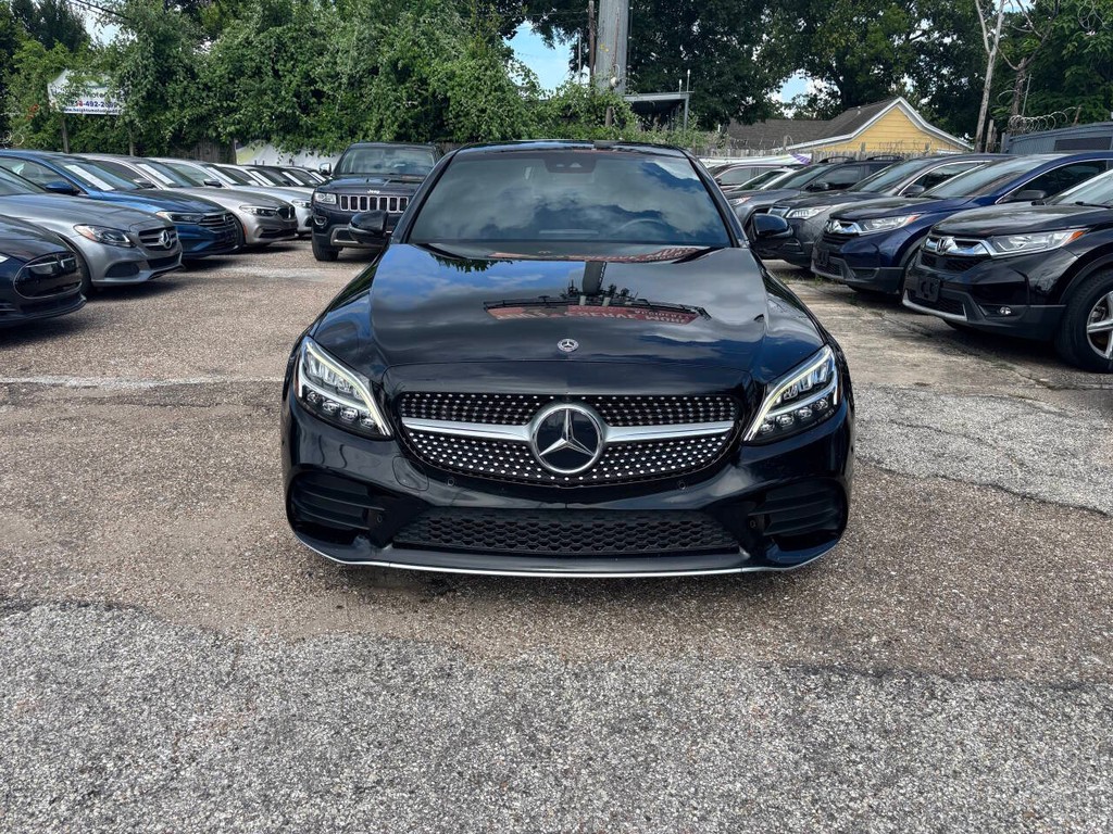 Mercedes-Benz C-Class Vehicle Full-screen Gallery Image 02