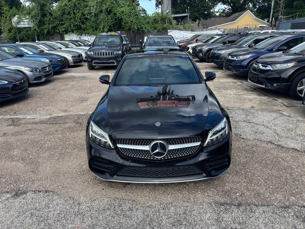Mercedes-Benz C-Class Vehicle Full-screen Gallery Image 03