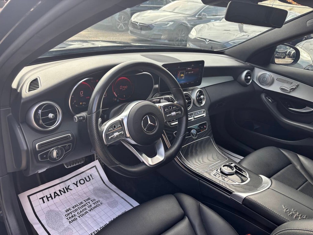 Mercedes-Benz C-Class Vehicle Full-screen Gallery Image 08