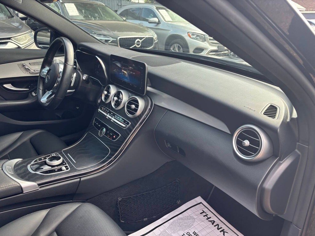Mercedes-Benz C-Class Vehicle Full-screen Gallery Image 11