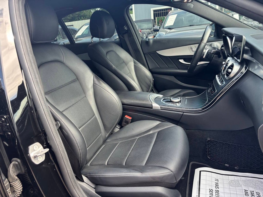 Mercedes-Benz C-Class Vehicle Full-screen Gallery Image 12