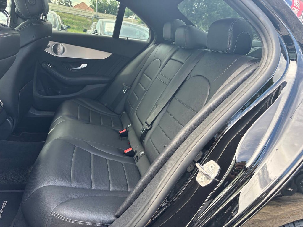 Mercedes-Benz C-Class Vehicle Full-screen Gallery Image 14