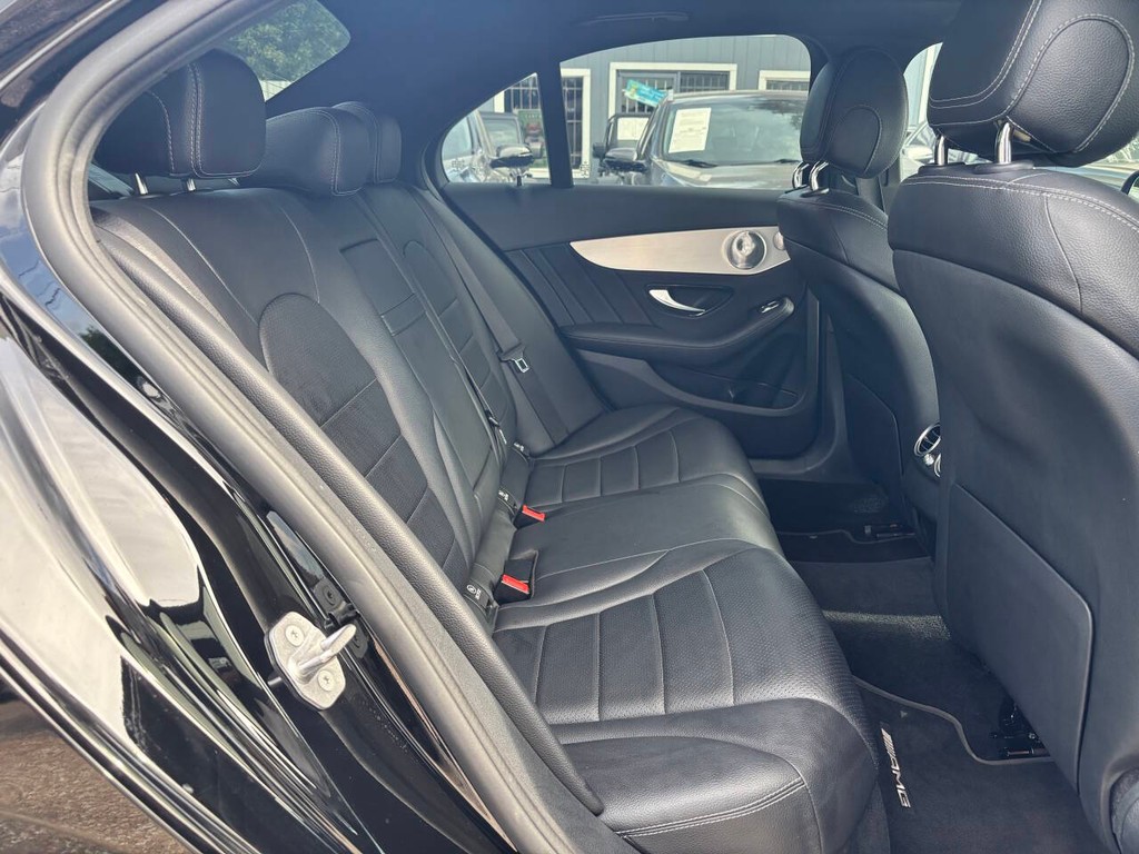 Mercedes-Benz C-Class Vehicle Full-screen Gallery Image 16