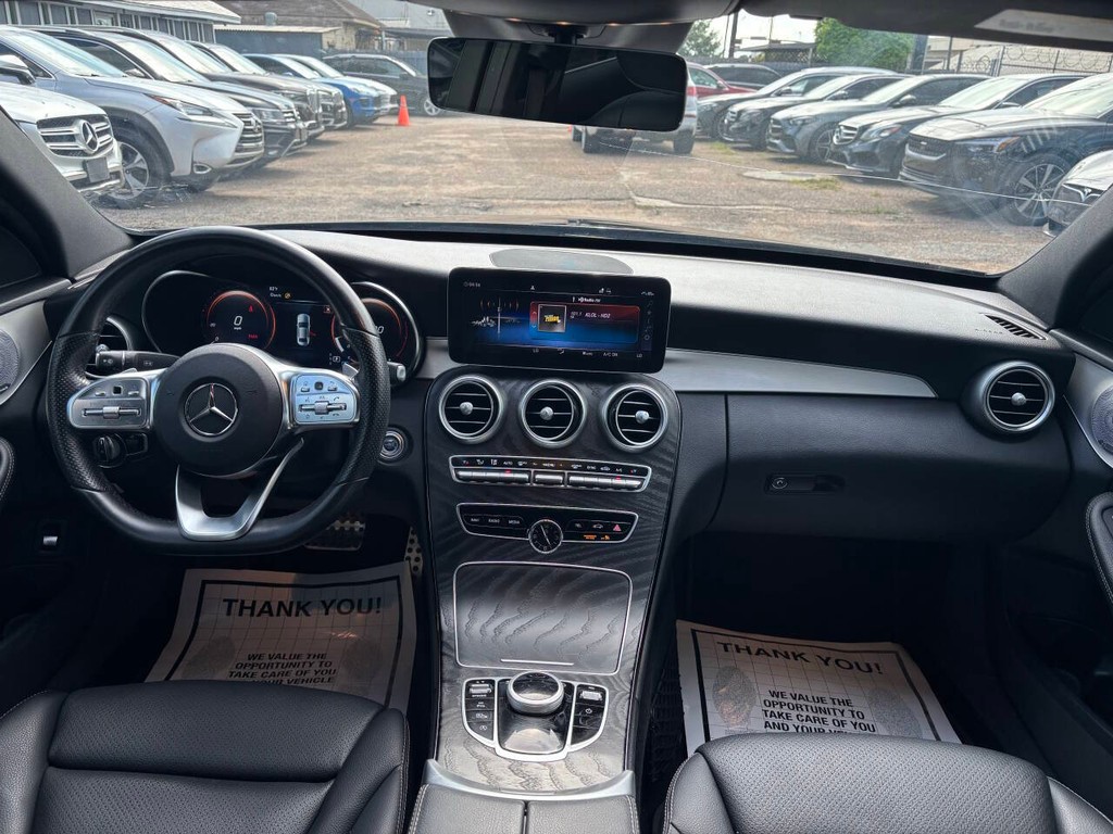Mercedes-Benz C-Class Vehicle Full-screen Gallery Image 19