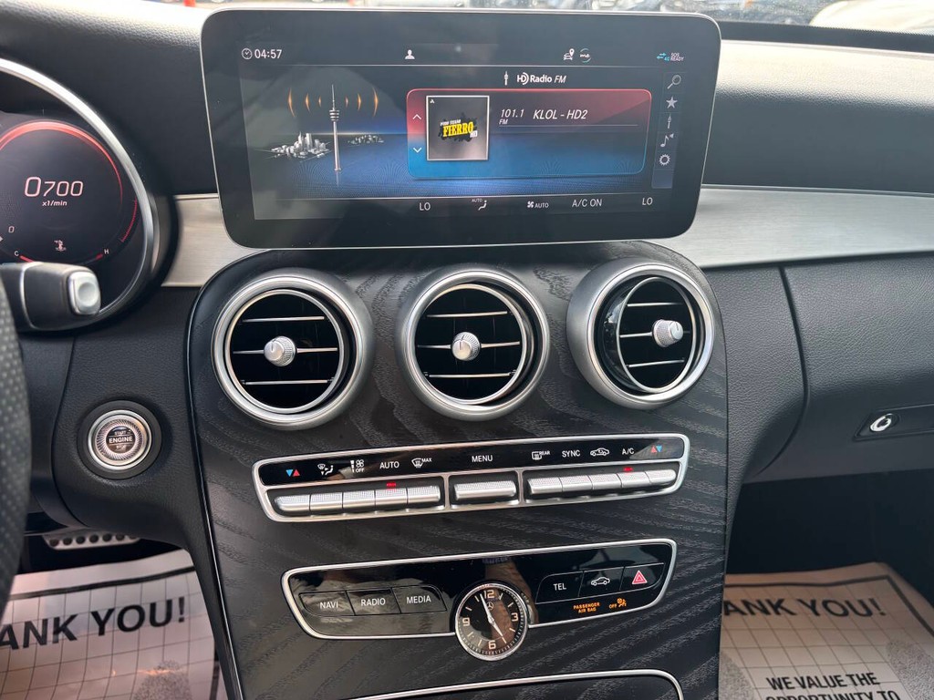 Mercedes-Benz C-Class Vehicle Full-screen Gallery Image 20