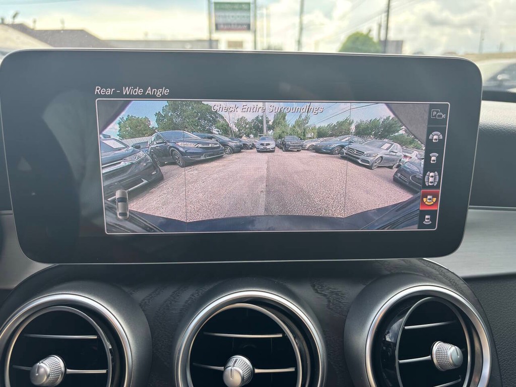 Mercedes-Benz C-Class Vehicle Full-screen Gallery Image 22