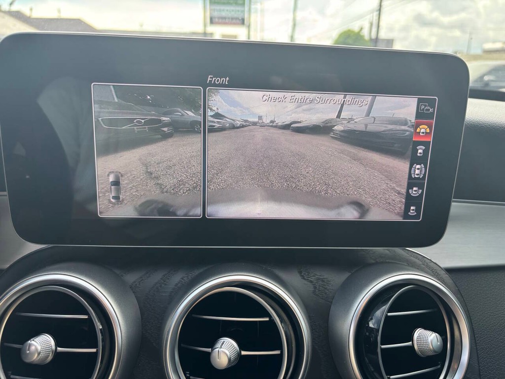 Mercedes-Benz C-Class Vehicle Full-screen Gallery Image 25