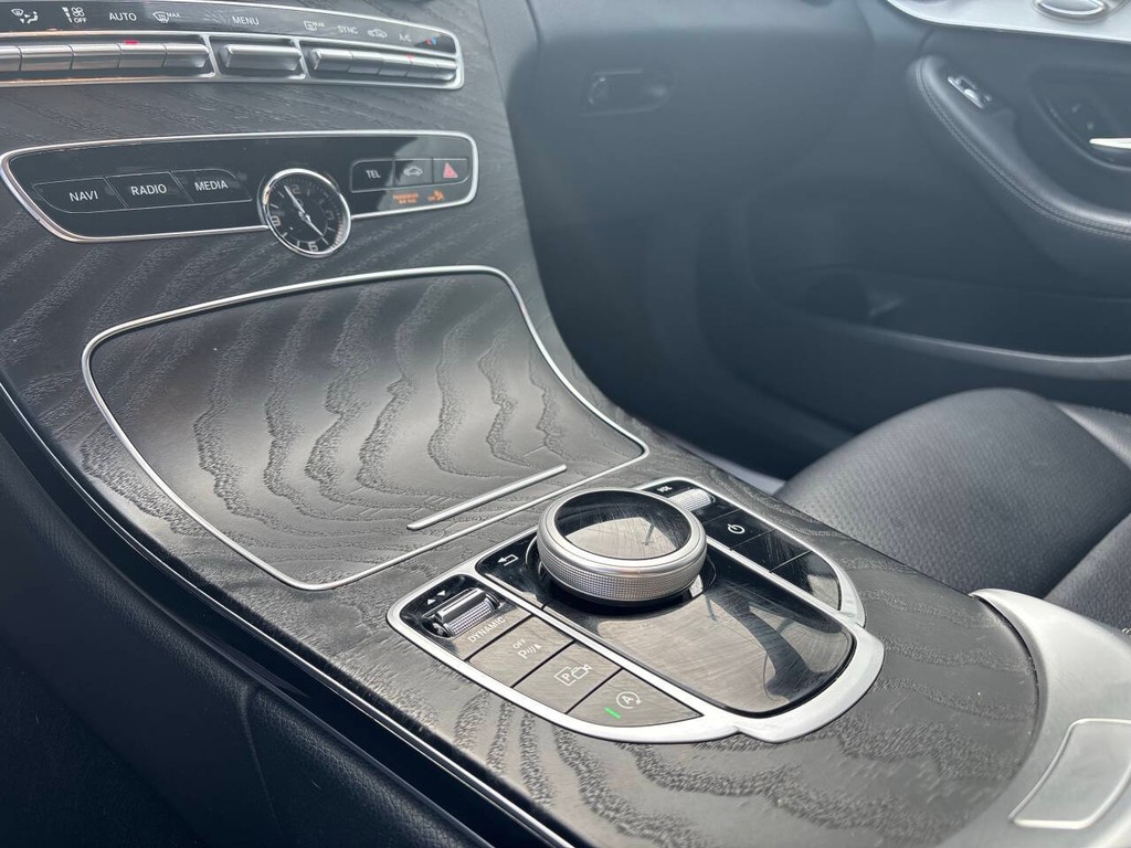 Mercedes-Benz C-Class Vehicle Full-screen Gallery Image 26