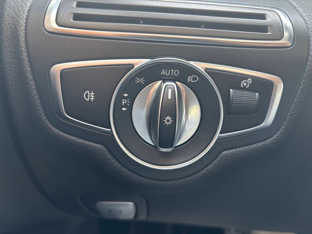 Mercedes-Benz C-Class Vehicle Full-screen Gallery Image 29