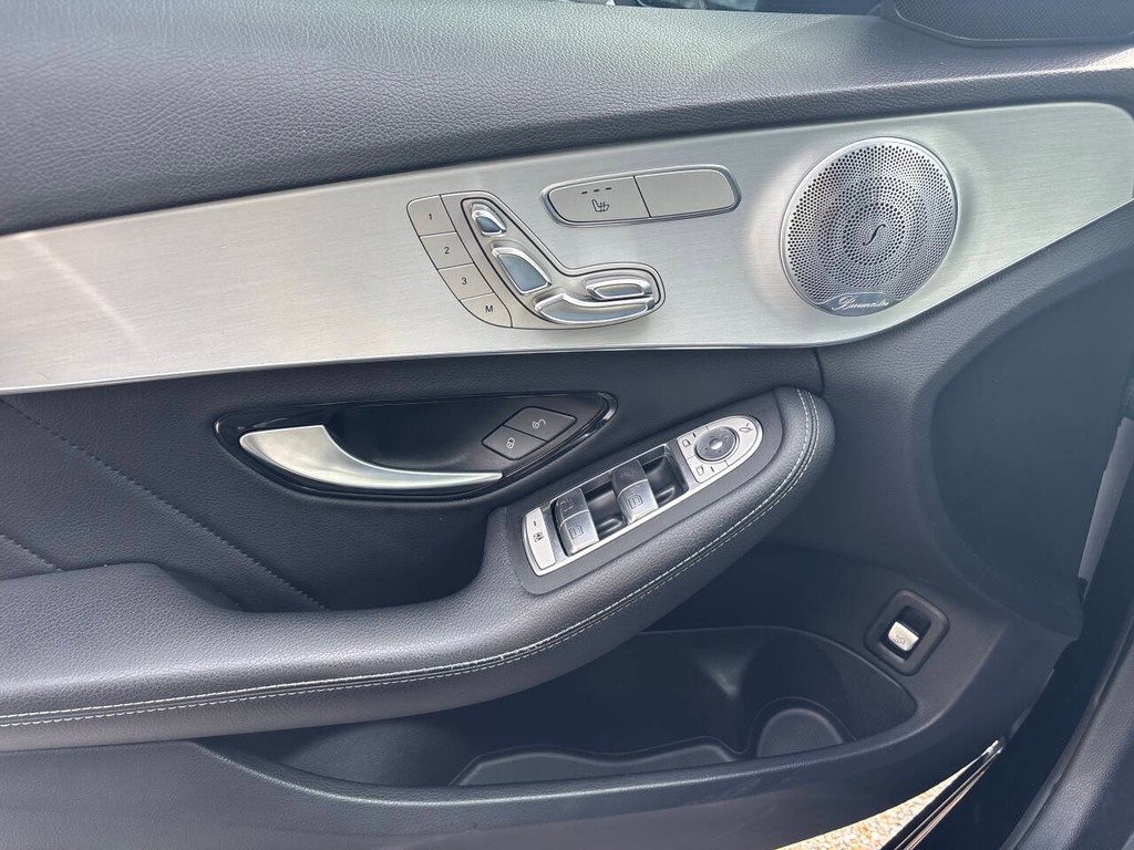 Mercedes-Benz C-Class Vehicle Full-screen Gallery Image 30