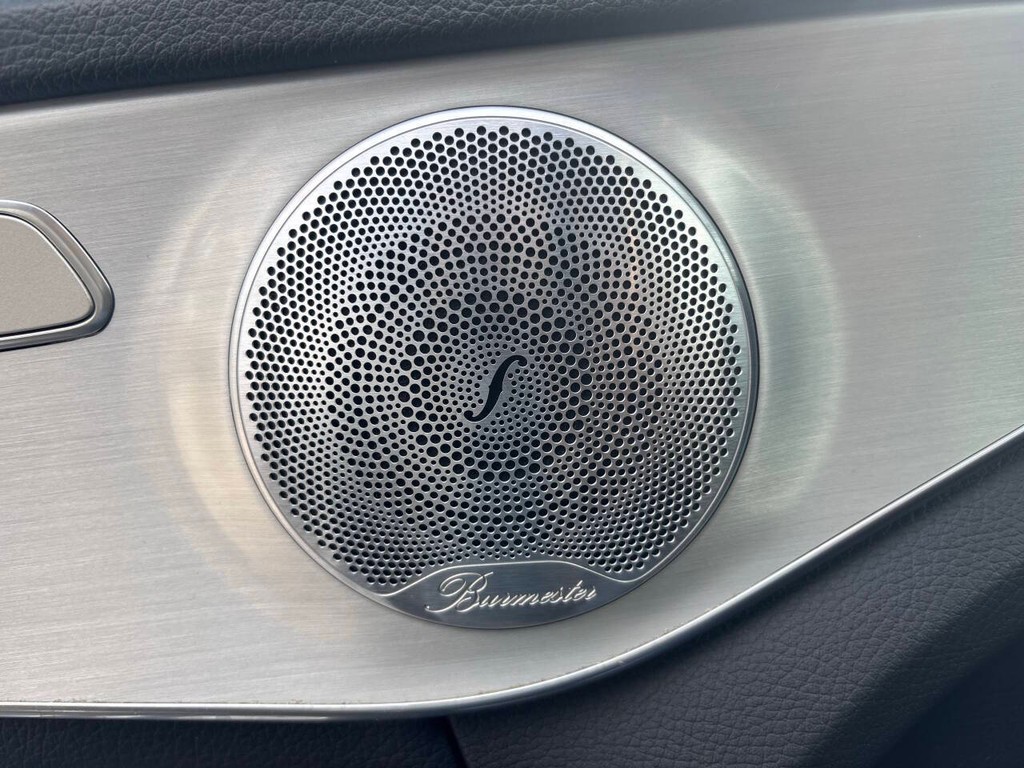 Mercedes-Benz C-Class Vehicle Full-screen Gallery Image 31