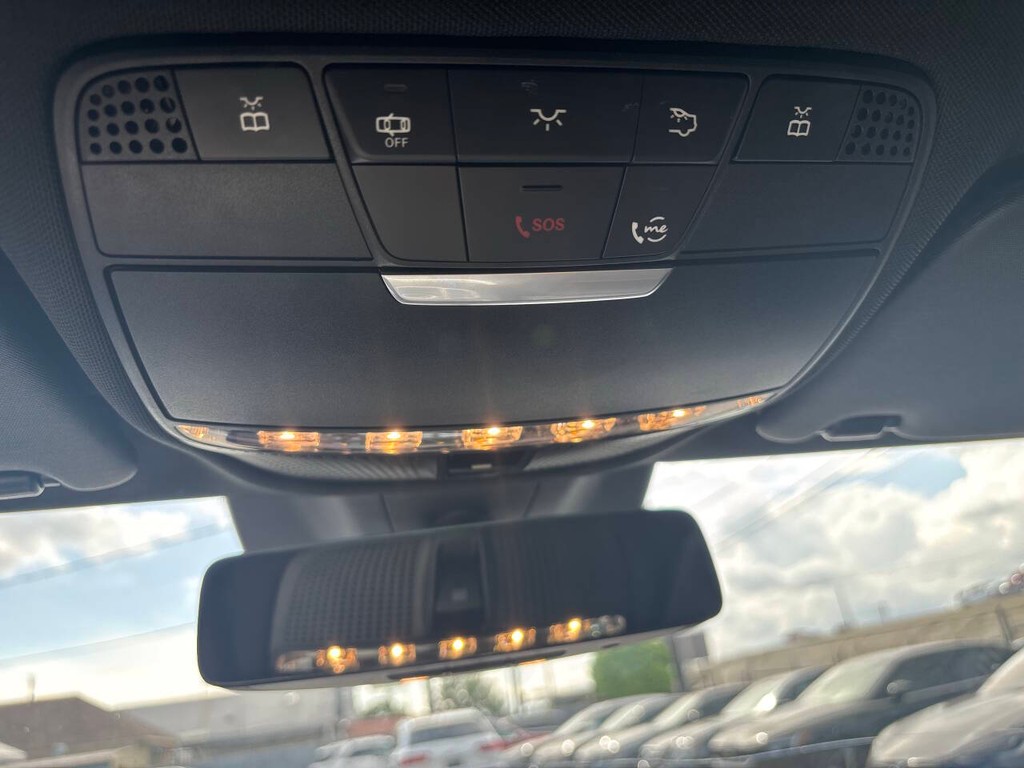 Mercedes-Benz C-Class Vehicle Full-screen Gallery Image 32