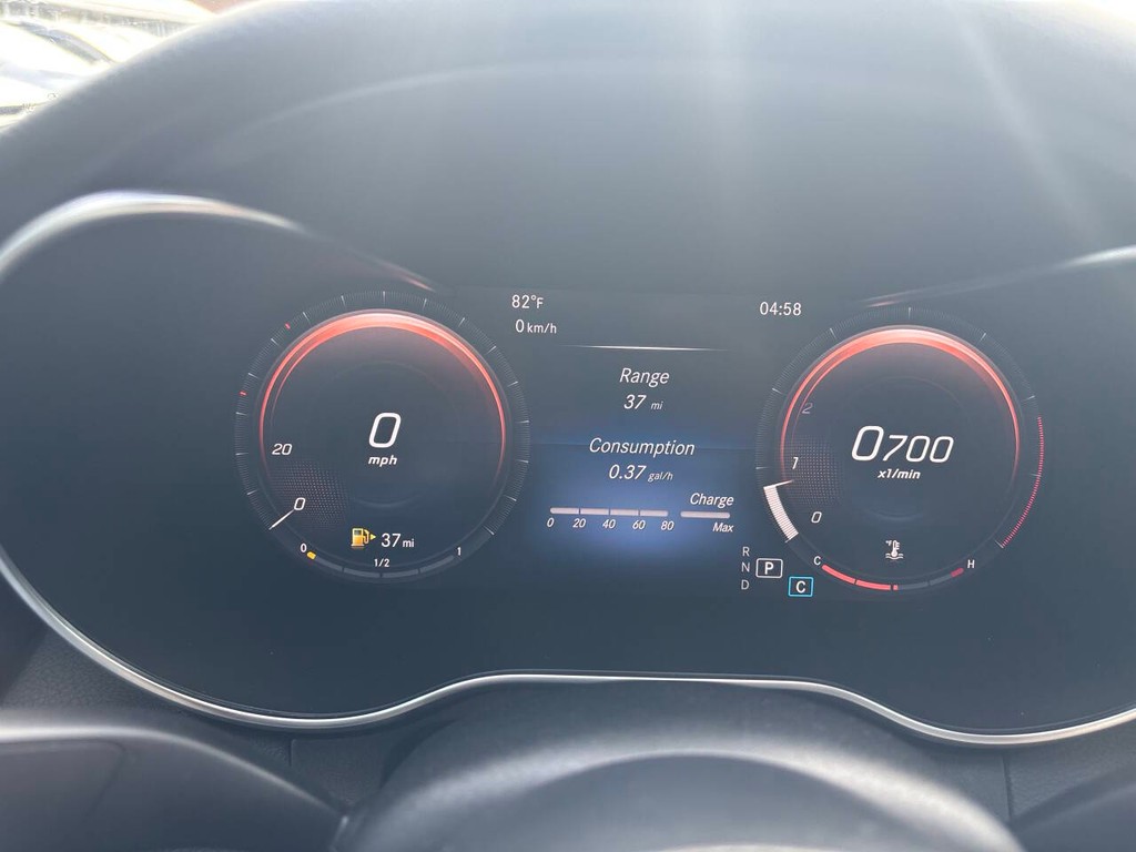 Mercedes-Benz C-Class Vehicle Full-screen Gallery Image 34