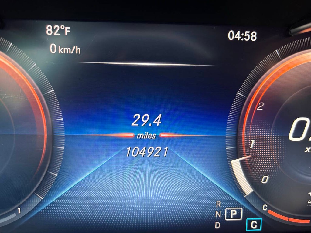 Mercedes-Benz C-Class Vehicle Full-screen Gallery Image 35