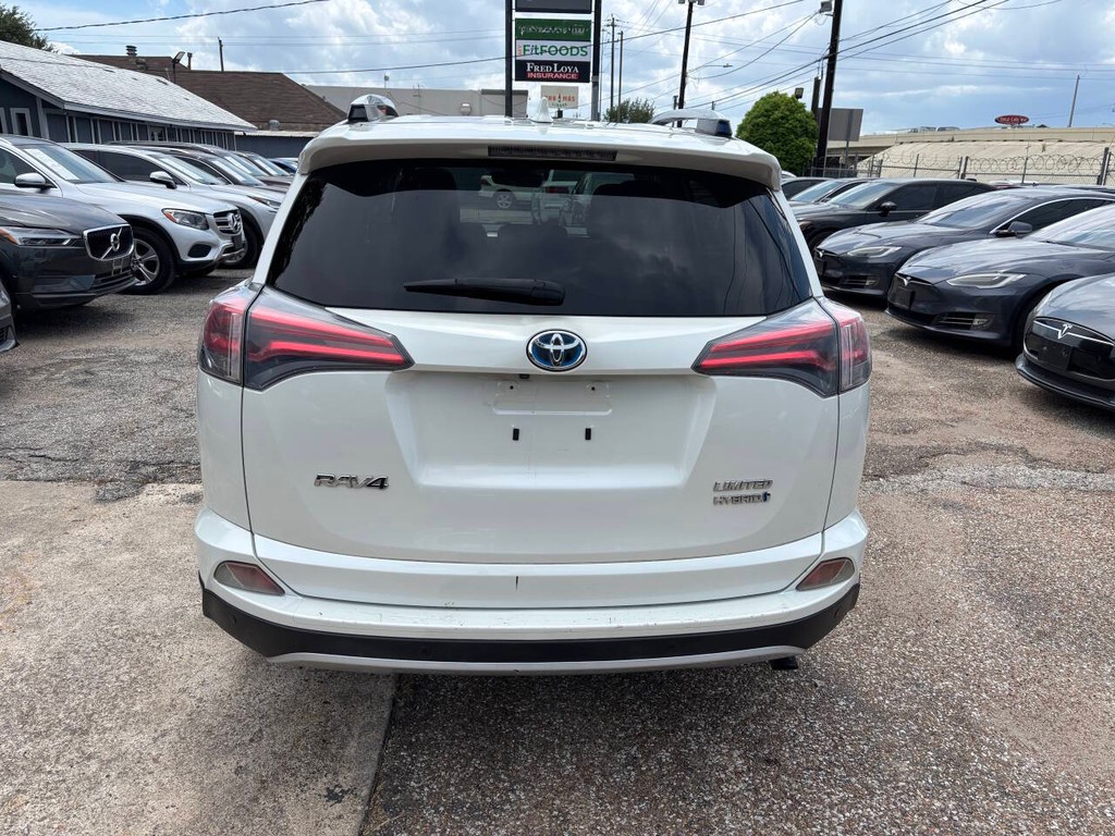 Toyota RAV4 Hybrid Vehicle Full-screen Gallery Image 06