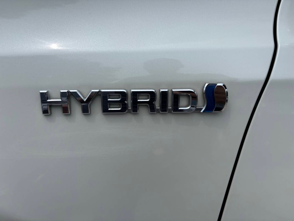 Toyota RAV4 Hybrid Vehicle Full-screen Gallery Image 08
