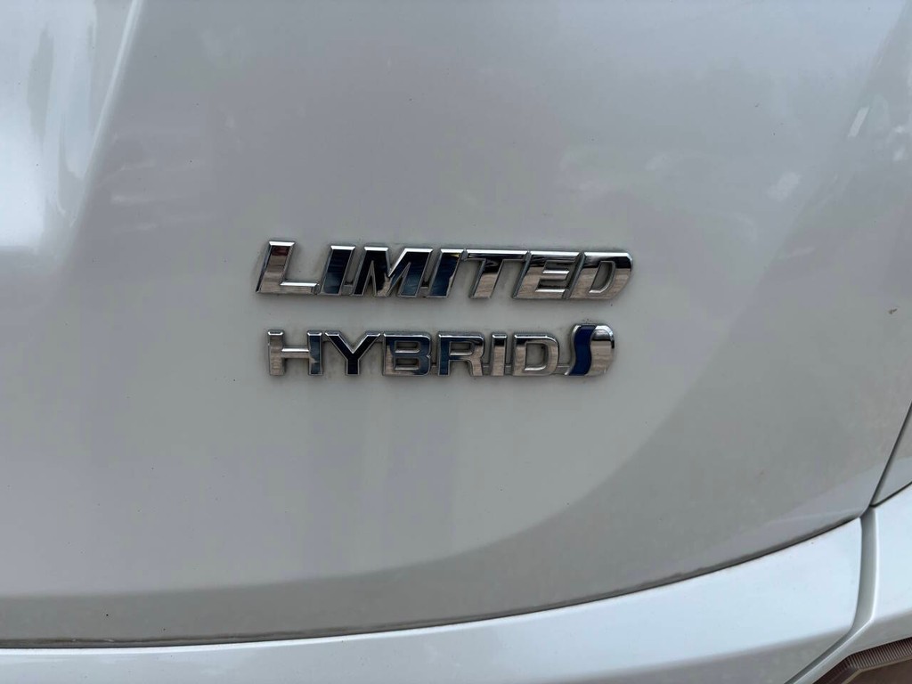 Toyota RAV4 Hybrid Vehicle Full-screen Gallery Image 09