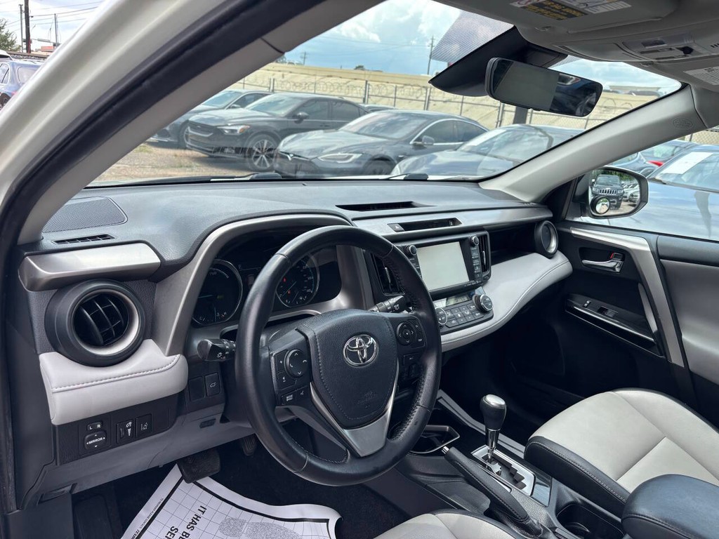 Toyota RAV4 Hybrid Vehicle Full-screen Gallery Image 10