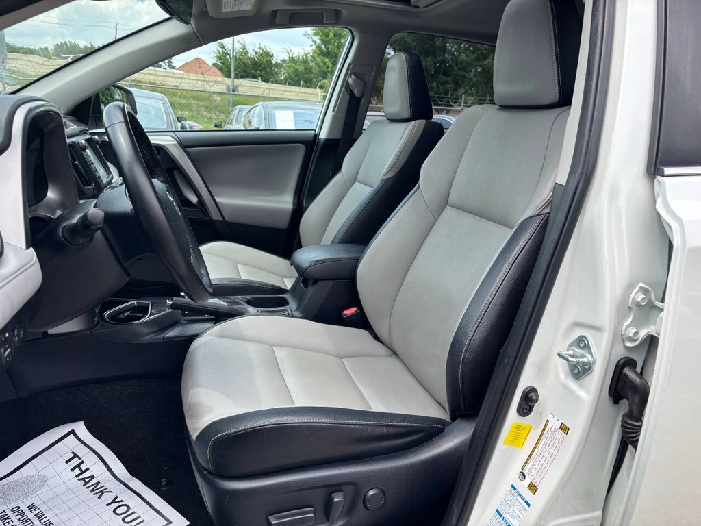 Toyota RAV4 Hybrid Vehicle Full-screen Gallery Image 11