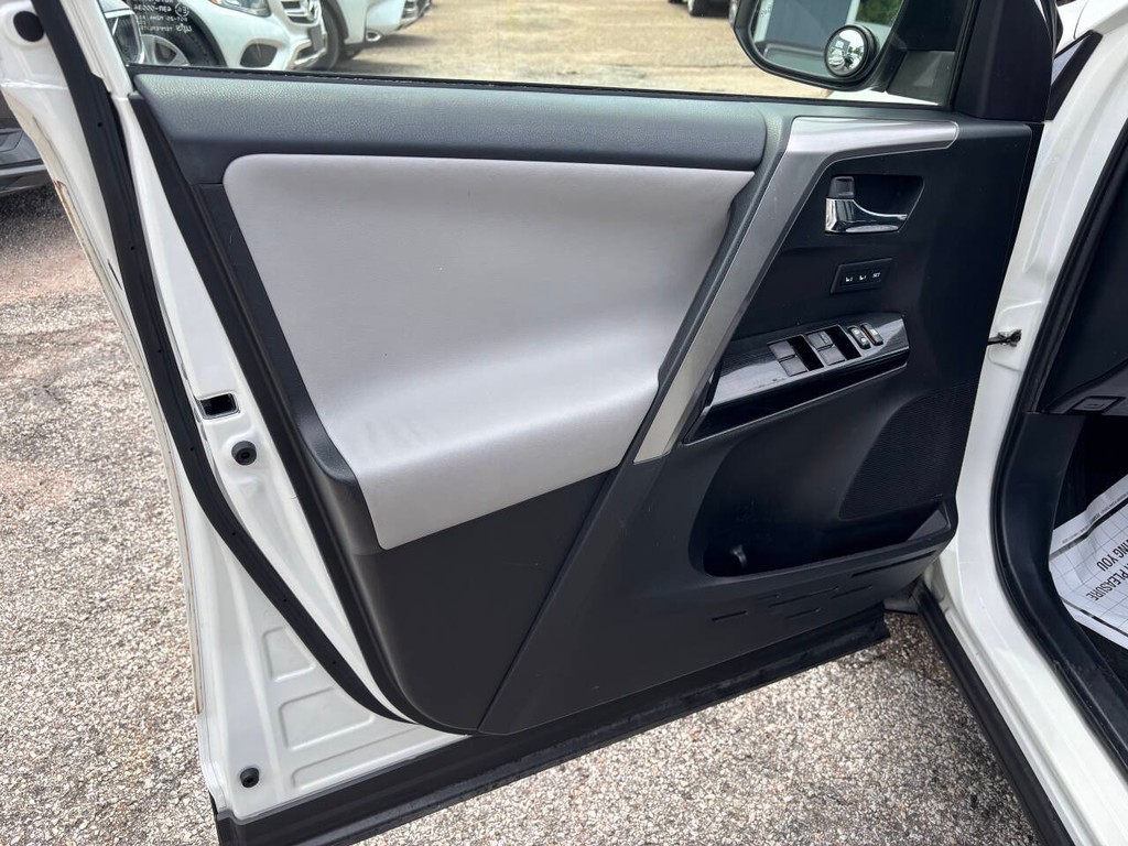 Toyota RAV4 Hybrid Vehicle Full-screen Gallery Image 12