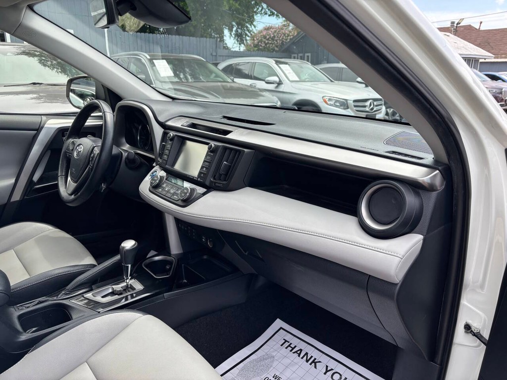 Toyota RAV4 Hybrid Vehicle Full-screen Gallery Image 13