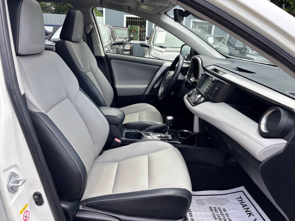 Toyota RAV4 Hybrid Vehicle Full-screen Gallery Image 14