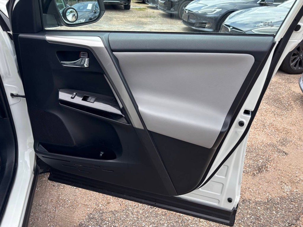 Toyota RAV4 Hybrid Vehicle Full-screen Gallery Image 15