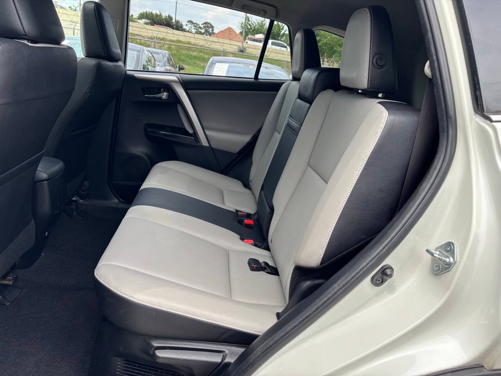 Toyota RAV4 Hybrid Vehicle Full-screen Gallery Image 16
