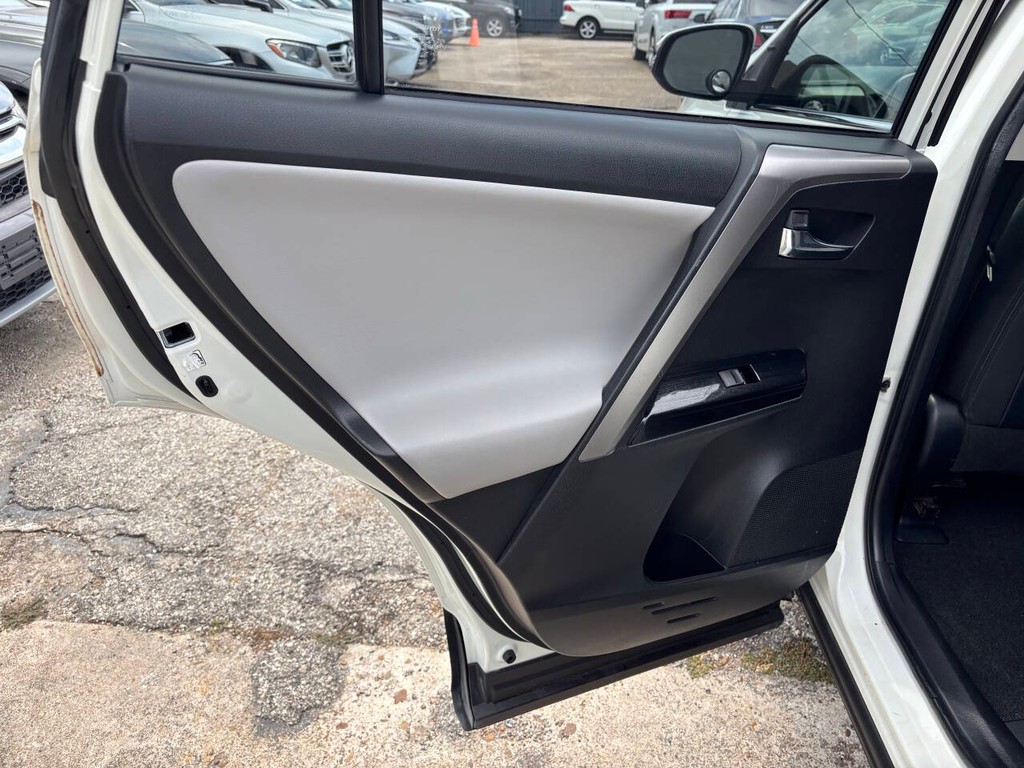 Toyota RAV4 Hybrid Vehicle Full-screen Gallery Image 17