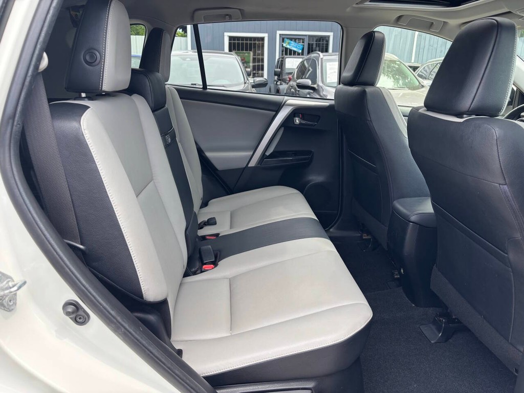 Toyota RAV4 Hybrid Vehicle Full-screen Gallery Image 18