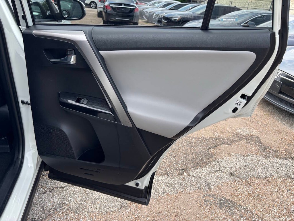 Toyota RAV4 Hybrid Vehicle Full-screen Gallery Image 19